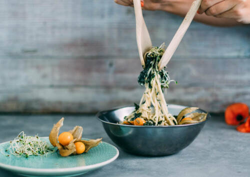 Selbstgemachter Salat aus Kohlrabi-Spaghetti und Algen.