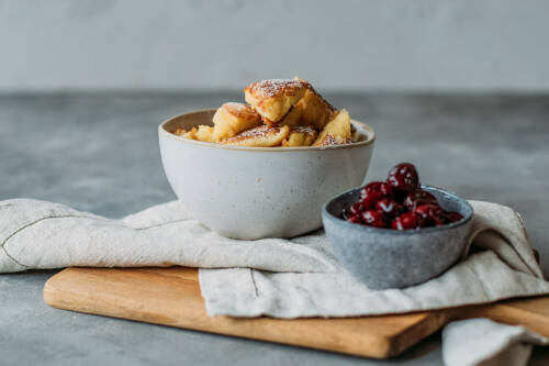 Kokoskaiserschmarrn und Kirschkompott jeweils in einer Schüssel.