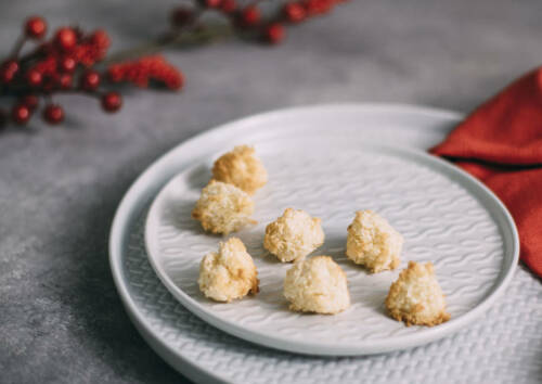 Vegane Kokosmakronen auf weißem Teller von oben fotografiert.