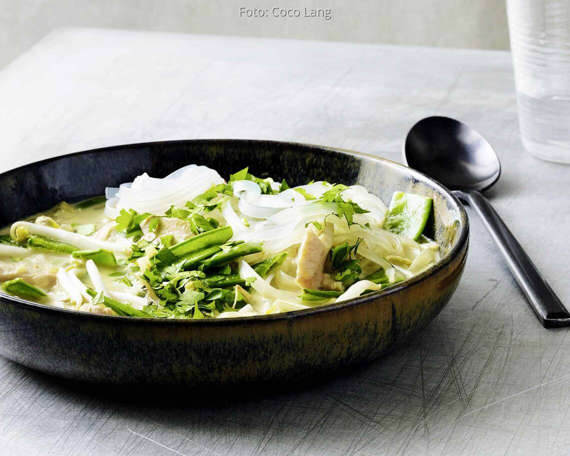 Kokossuppe mit Hähnchen und Glasnudeln
