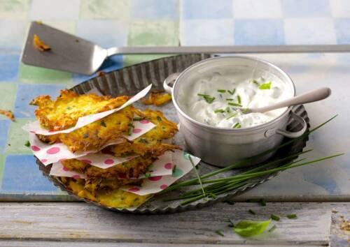 Kartoffelpuffer mit Kick – Kräuter und Quarkcreme sorgen für eine herrliche Frische, das solltest du unbedingt probieren.