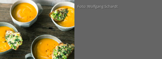 Rezeptbild für "Kürbis-Papaya-Suppe mit Obatzda-Röstbrot"