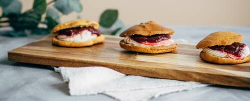 5 abwechslungsreiche Rezepte mit Rhabarber findest du hier bei uns im Magazin.