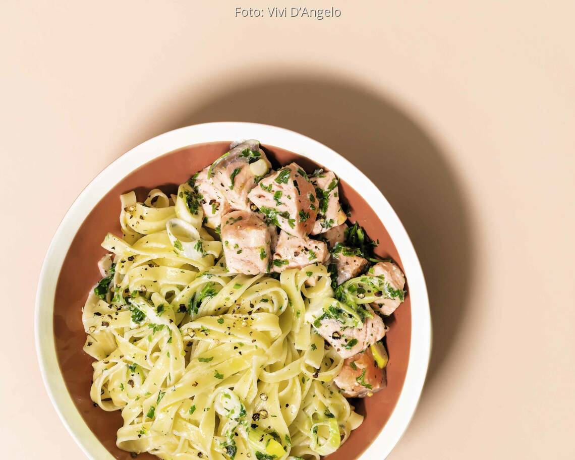 Kräuter-Tagliatelle mit Lachs