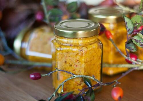 Ob als Geschenk oder zum selber Kochen – das Kürbis-Haselnuss-Pesto macht echt etwas her. 