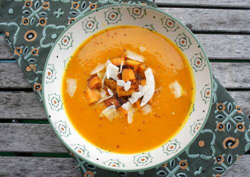 Fruchtige Kürbissuppe mit gebratener Süßkartoffel