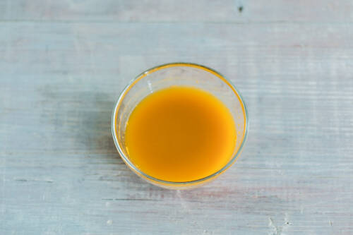 Leuchtend oranger Kurkumasud in einer Glasschale