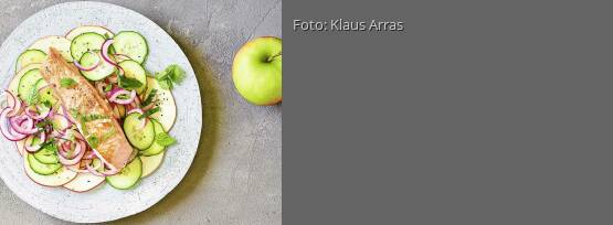 Rezeptbild für "Lachs auf Gurken-Apfel-Salat"