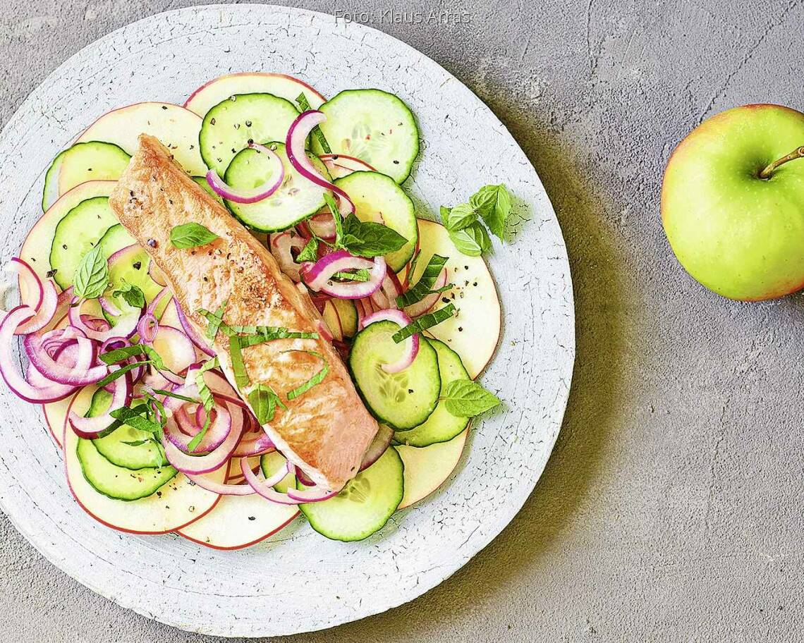 Lachs auf Gurken-Apfel-Salat
