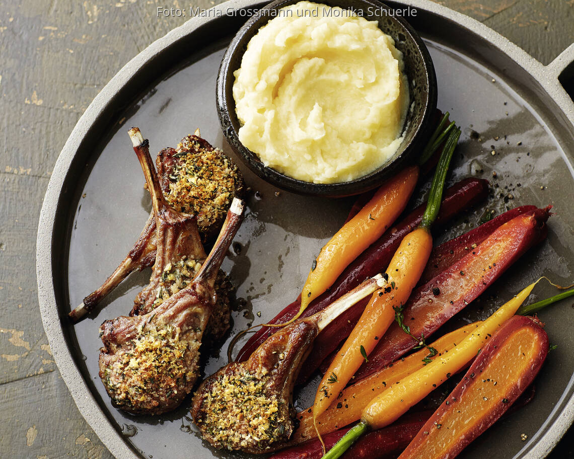 Lamm mit Kräuterkruste, Püree und Möhren
