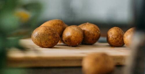 Kartoffeln auf einem Schneidebrett.