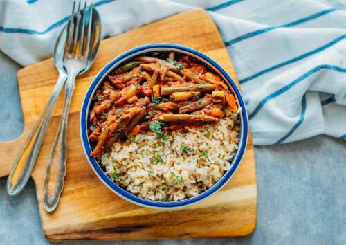 Getreide lässt sich gut lagern und in leckere Mahlzeiten verwandeln, wie dieses Fasolakia mit Reis.