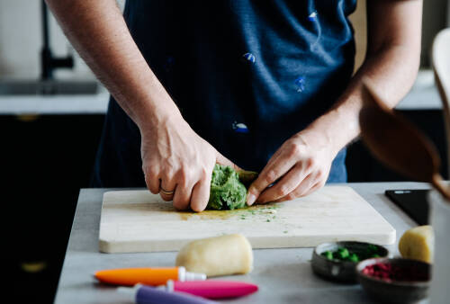 Grüne Lebensmittelfarbe wird in Marzipan eingeknetet.