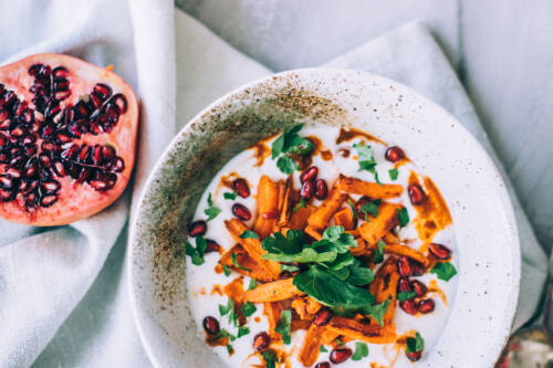 Frisch gemachter Savory-Joghurt mit Harissa-Karotten