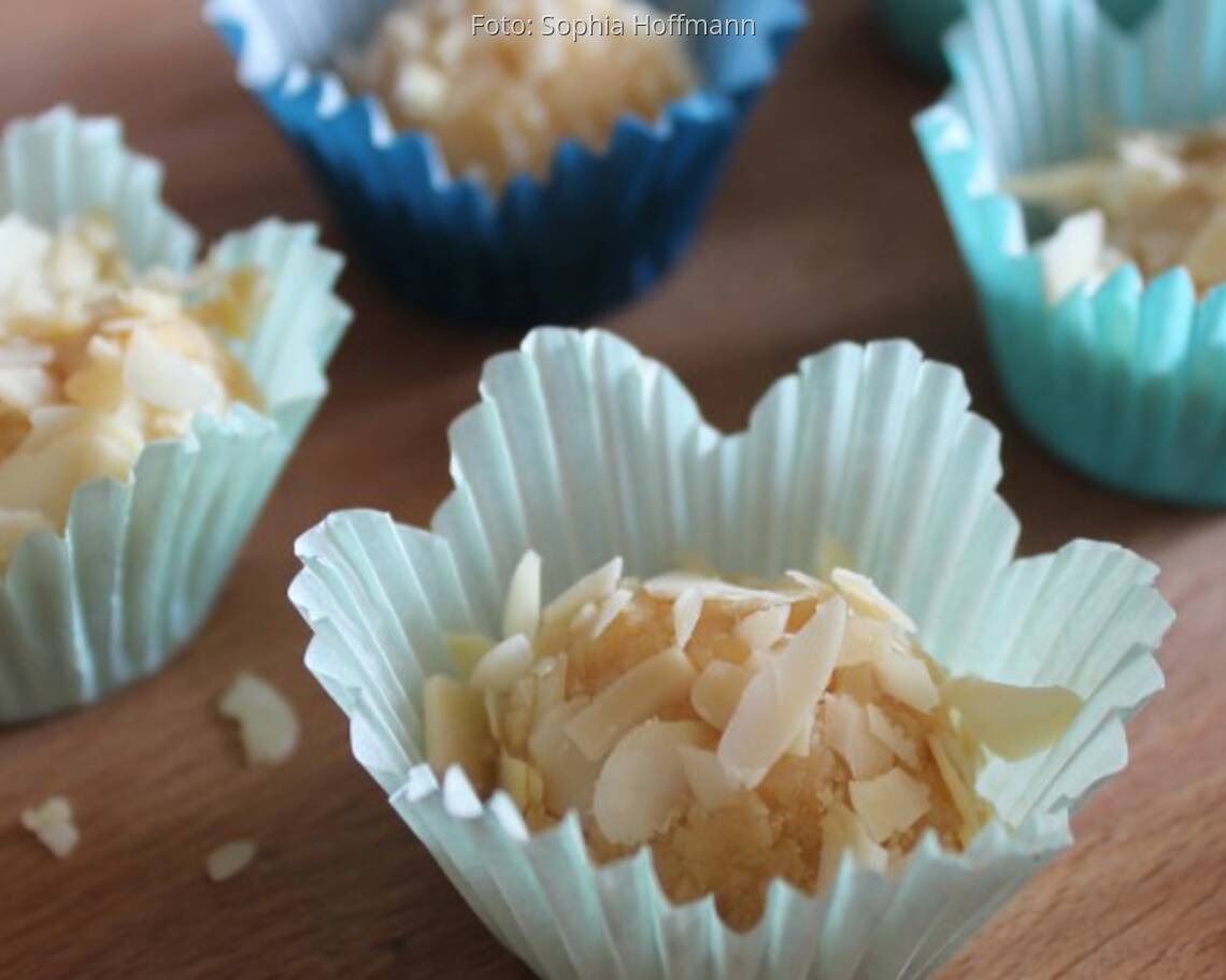 Trüffel-Pralinen aus Zitronenlikör, Limoncello, in Silikonförmchen weiß blau mit Mandelblättchen-Deko
