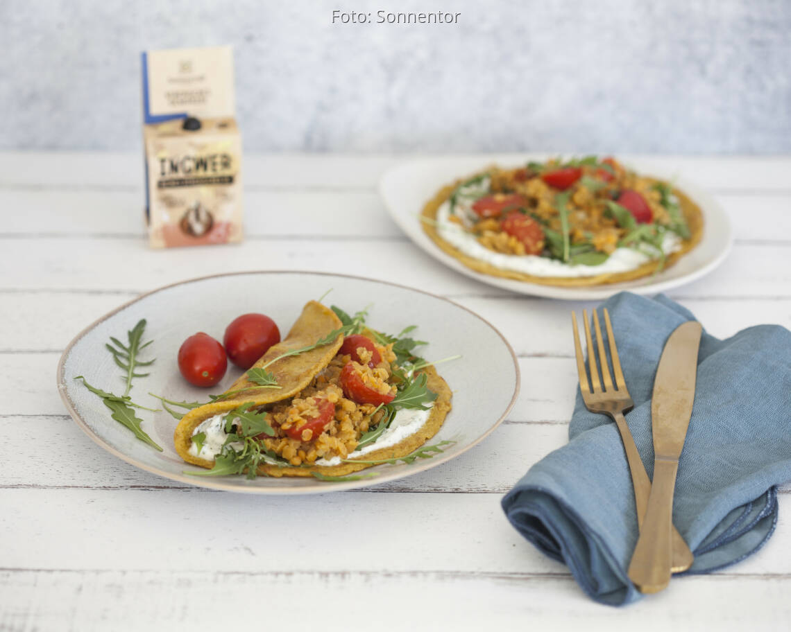 Linsen Dal im Kurkuma Crêpe mit Topfencreme - Rezept von Sonnentor