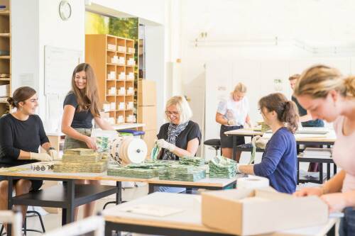 Frauen stellen Bienenwachstücher her in der Little Bee Fresh Manufaktur am Bodensee.