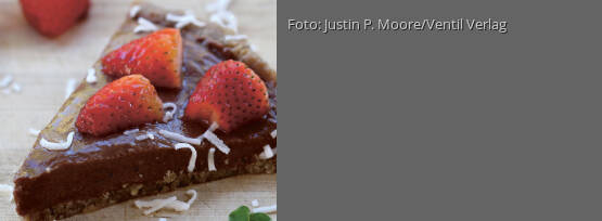 Rezeptbild für "Choco-Chili-Beeren-Torte mit Dattel-Nuss-Boden"