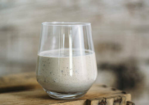 Feiner Proteinshake mit ungewöhnlicher Kombi, Banane und Erdnuss ergänzen sich hier perfekt.