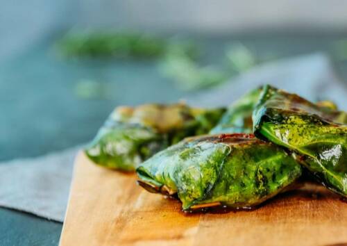 Sieht nicht nur himmlisch aus, sondern schmeckt auch so. Gegrillter Feta in Kohlrabiblatt-Hülle.