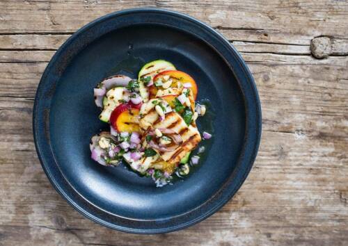 Auf's Grillen musst du bei Low-Carb auch nicht verzichten: Leckerer Halloumi mit Pfirsichen und ein bisschen Limette. Dazu ein Zwiebel-Relish und der Genuss ist perfekt.