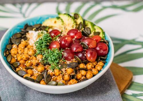 Nach diesem Frühstück bist du garantiert satt, denn die High Protein Bowl versorgt dich mit ausreichend Fett- und Eiweißquellen.