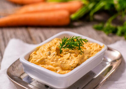 Dieser orangene Dip macht sich super auf einem frischen Eiweißbrot.