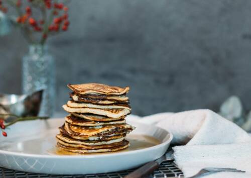Basierend auf einem Teig aus Bananen, benötigen diese Pancakes keine weiteren Süßungsmittel.