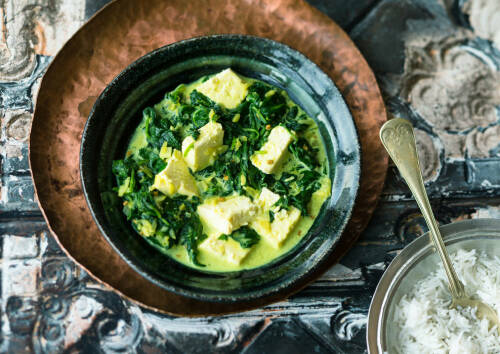 Ein cremiger Eintopf mit würzigem Käse. Lässt du den Reis als Sättigungsbeilage weg, dann ist er auf jeden Fall Low-Carb-tauglich.