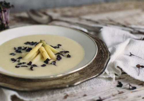 Nicht nur fürs Auge köstlich: Cremige Suppe mit Spargel und Zitronenaroma.