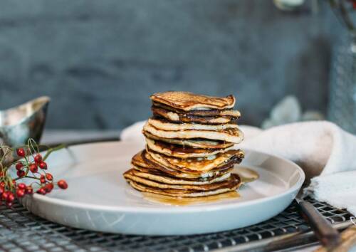 Low Carb Pancakes auf Teller vor dunklem Hintergrund.