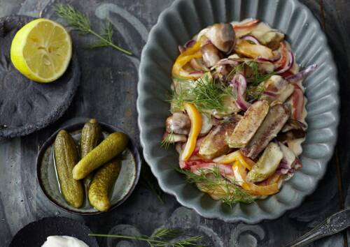 Lupinenfilet nach Stroganoff-Art zubereitet, daneben Essiggurken