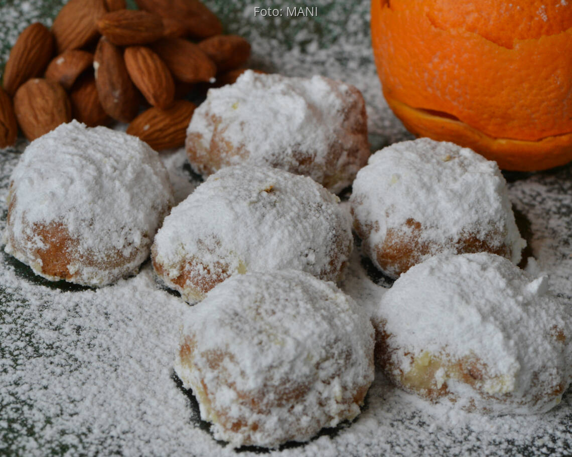 Mandelbiskuit „Kourabiedes" mit Orange, Mandeln und Puderzucker
