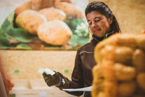 Wie es sich in einem Familienbetrieb gehört, arbeitet auch Jürgen Müllers Frau, Manuela Müller, im täglichen Geschäft mit.