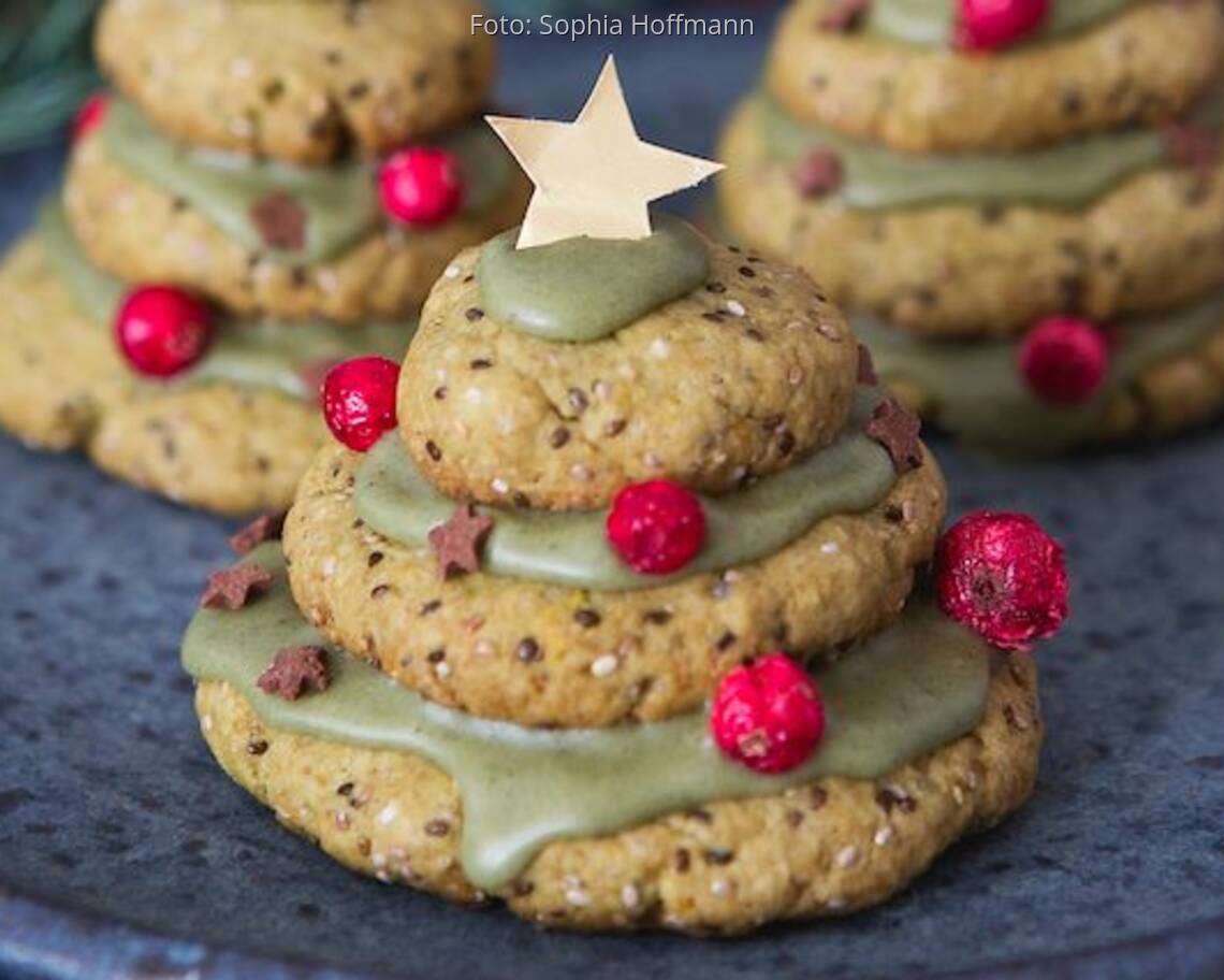 Weihnachtsbäume aus Matcha-Chia Teig auf TEller