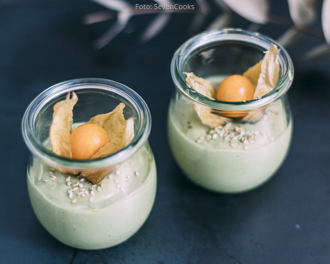 Weckgläschen mit Matcha-Dessert und Physalis