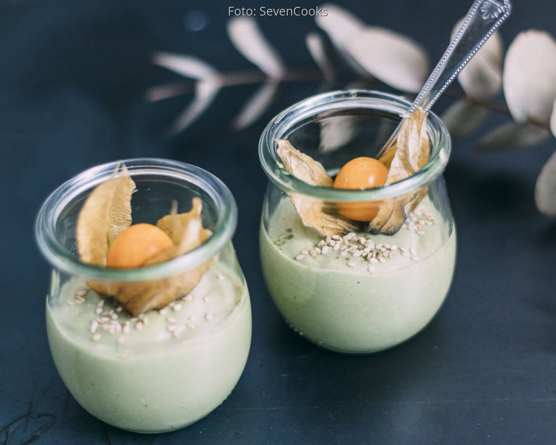 Matcha-Dessert in Weckgläschen mit Physalis dekoriert