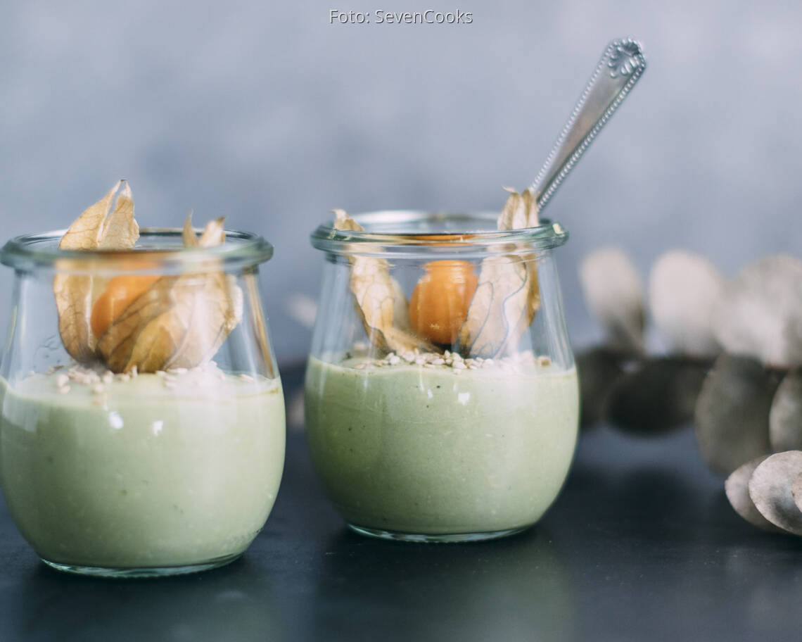 Matcha-Dessert in Gläschen mit Physalis
