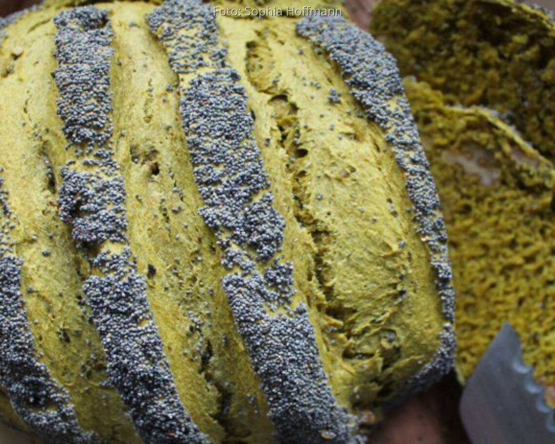 grünes Brot aus Matcha mit Mohn bestreut, aufgeschnitten