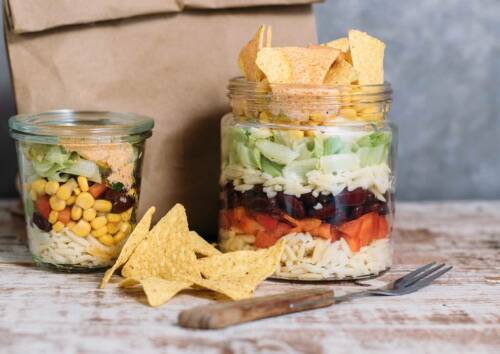 Rezepte zum gesunden Zunehmen kann man auch mitnehmen wie diesen mexikanischen Nudelsalat im Glas.