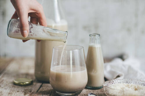 Selbst gemachte Reismilch wird in ein Glas eingeschenkt