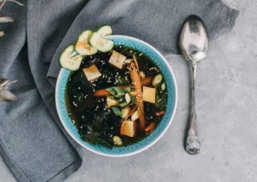 Frisch gemachte Misosuppe in einer blauen Schüssel.