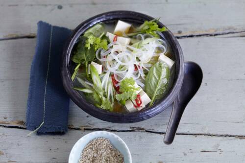 Misonudelsuppe in Schale vor hellem Hintergrund.