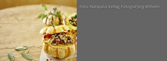 Rezeptbild für "Mit Pilzen und Salbei gefüllter Eichelkürbis aus dem Backofen"