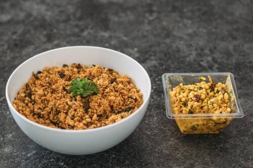 Selbstgemachter Couscous-Salat und gekaufter Couscous-Salat aus dem Supermarkt