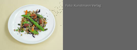 Rezeptbild für "Saisonaler Gemüsesalat mit Getreide, Mandeln und Kürbiskernen"