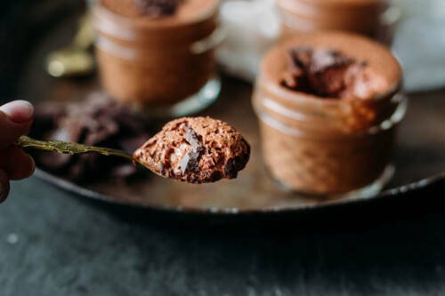 Löffel mit veganem Mousse au Chocolat