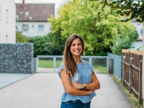 Nadine aus dem SevenCooks Team draußen, im Hintergrund Büsche