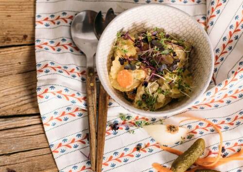 Norddeutscher Kartoffelsalat mit Karotten und Kresse, von oben fotografiert.