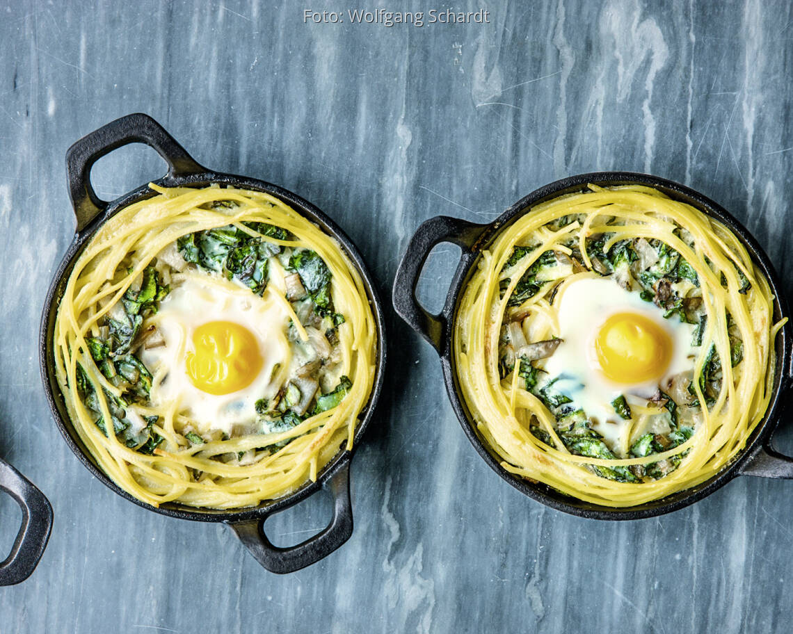 Nudelnester mit Spiegelei